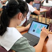 Học sinh Nhật Bản sử dụng SGK điện tử từ năm học 2024